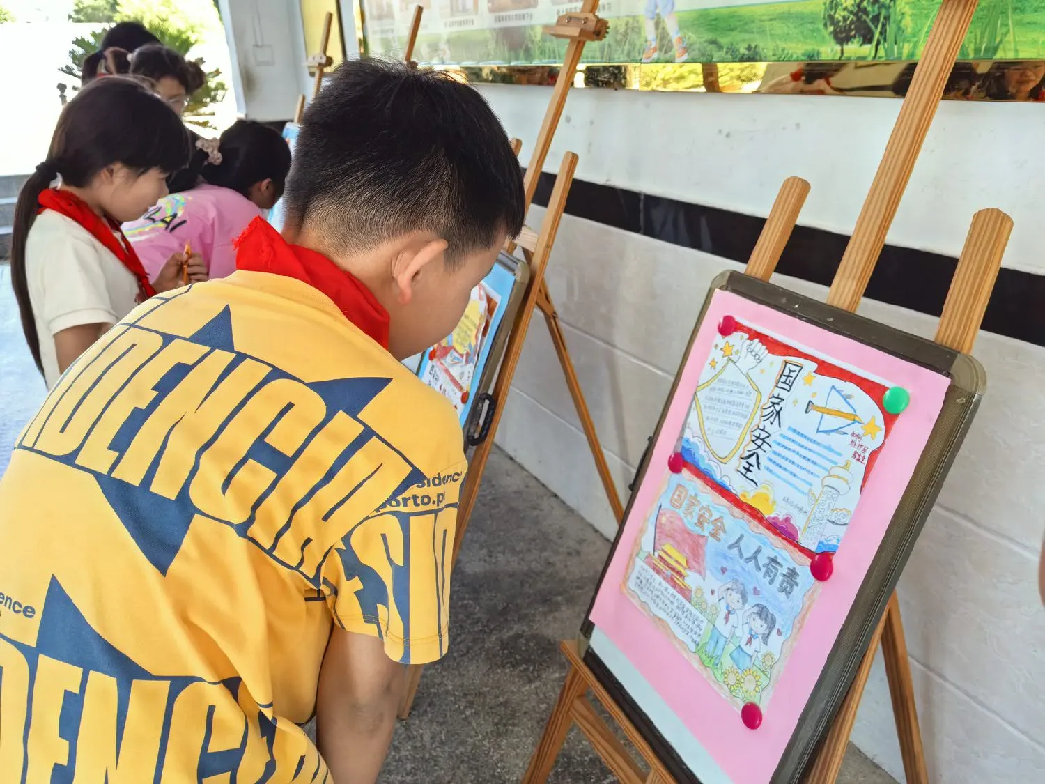 简篇-童心筑国防,笔墨绘家国—杨麟爱心小学国防教育主题班会暨手抄报评比活动纪实 童心筑国防,笔墨绘家国—江西上饶汪村学校杨麟爱心小学国防教育主题班会暨手抄报评比活动纪实