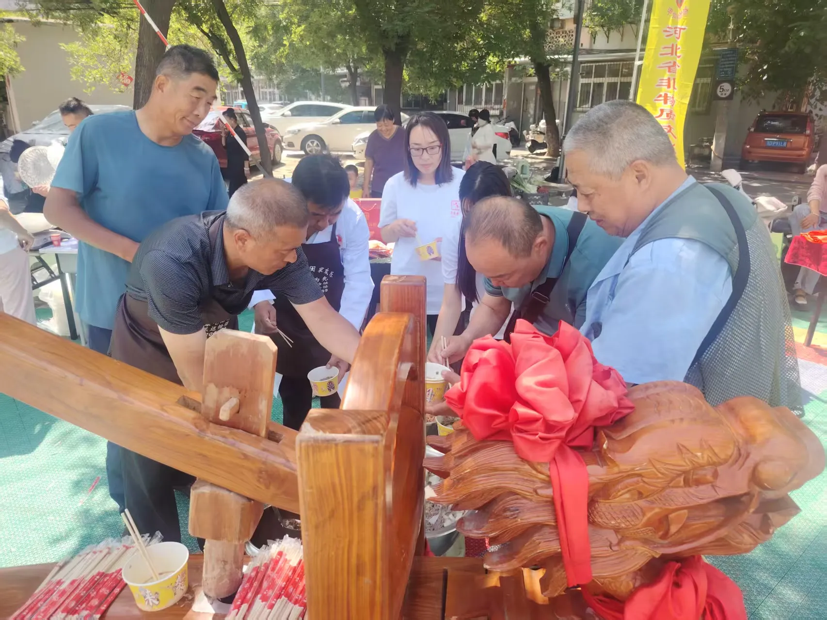 中国民生时报携手百年老字号申家饸饹走进社区，暖心服务惠民生