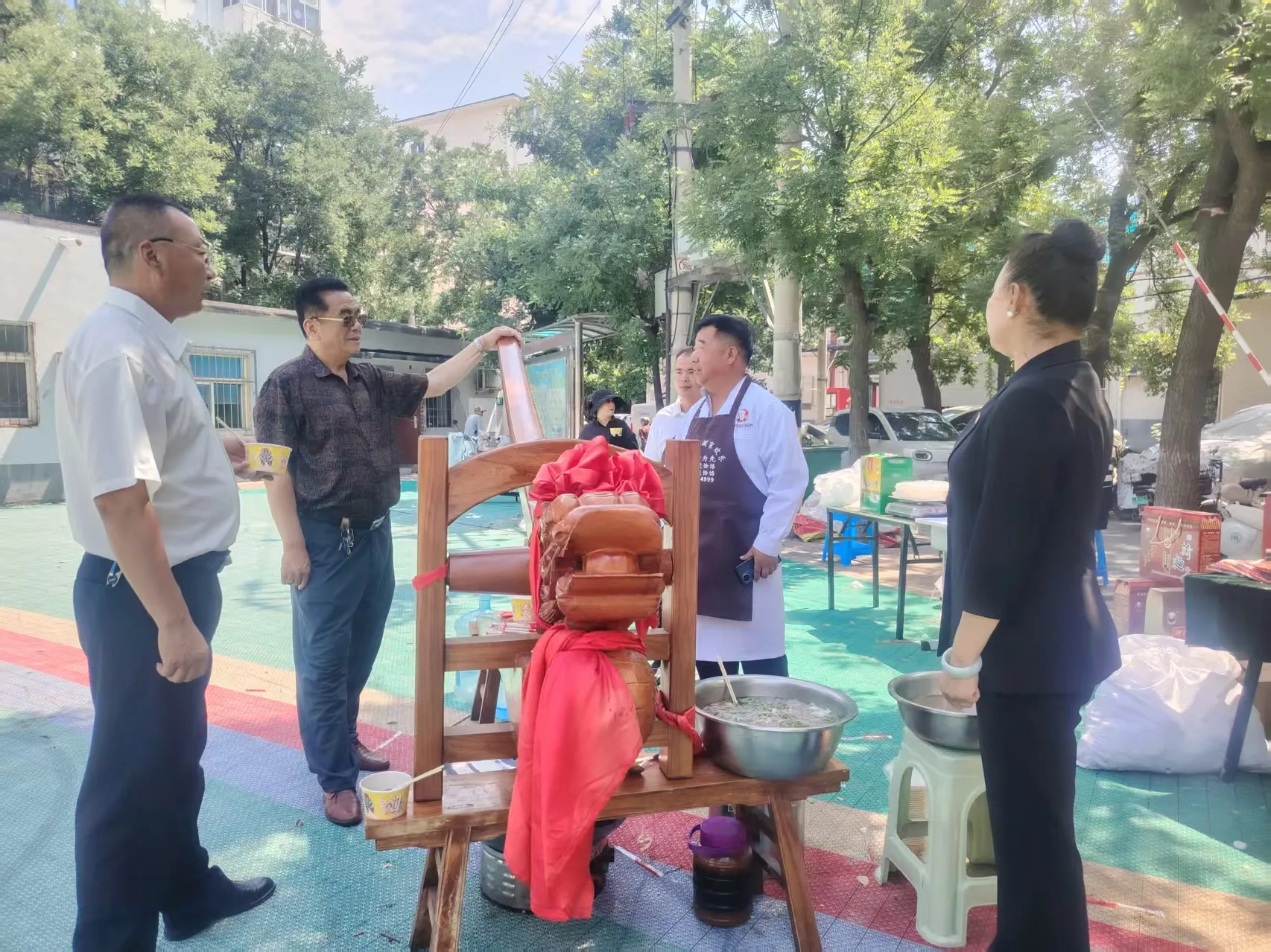 中国民生时报携手百年老字号申家饸饹走进社区，暖心服务惠民生
