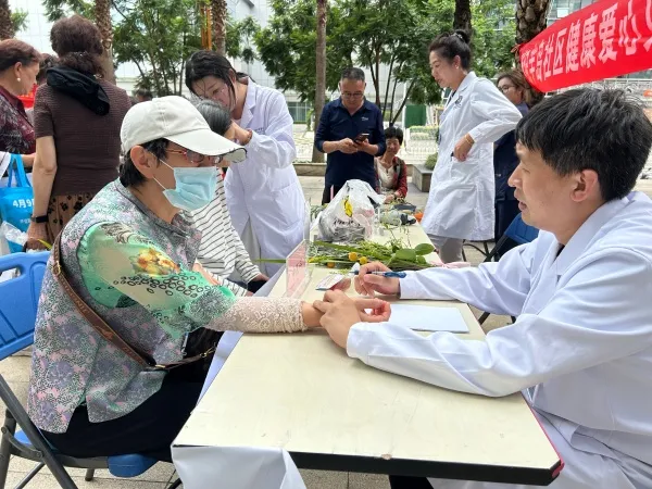 广福小区社区、世纪半岛社区联合圣约翰医院开展端午节活动