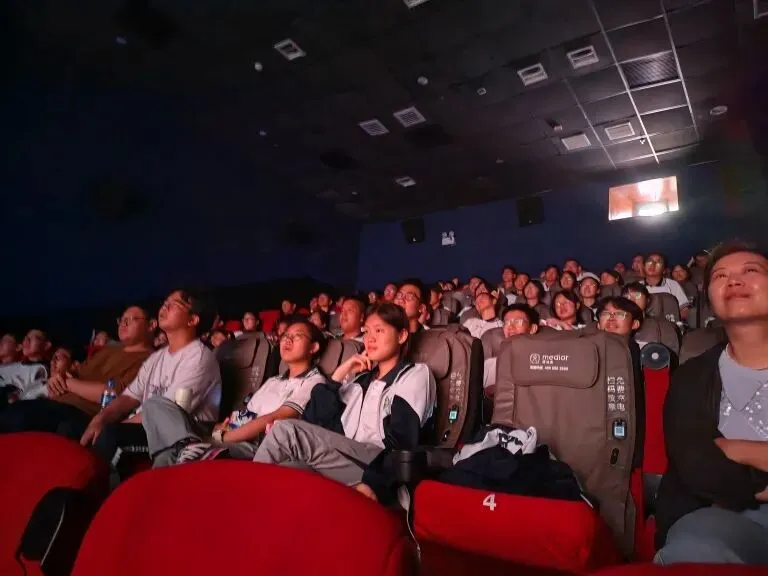 光影励志 淬炼青春——湘机中学开展新高二、新高三教育整训观影活动