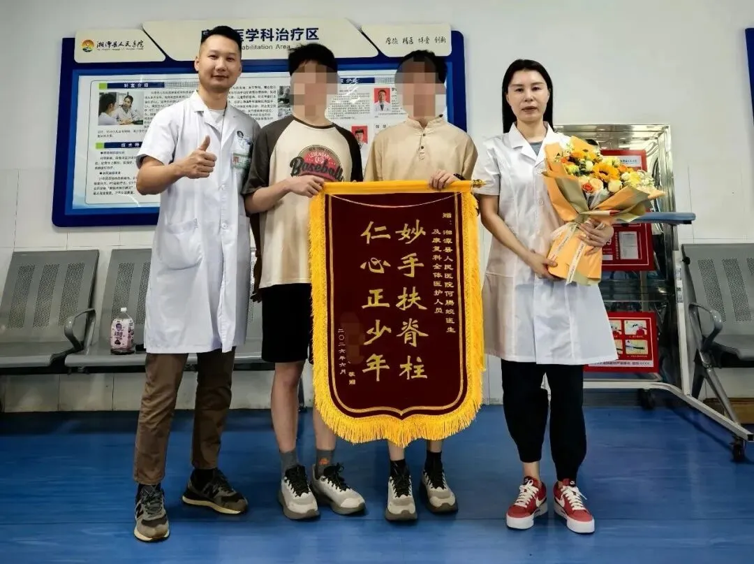 亲眼见证脊背蜕变!双胞胎历经三年规范脊柱康复,高考志愿双双填报康复专业