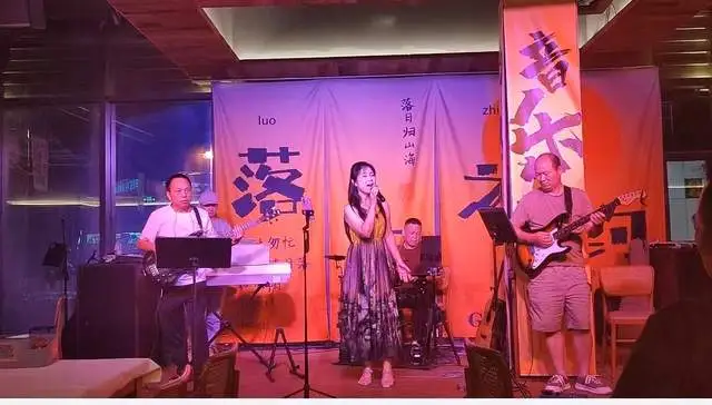 鎏金岁月唱响经典！湘潭火锅乐团入驻亲蔤萄演艺吧精彩首演
