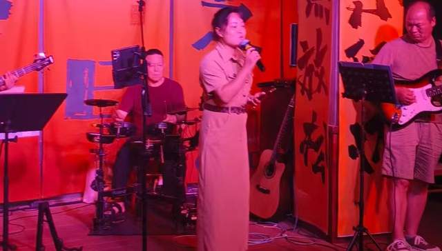鎏金岁月唱响经典！湘潭火锅乐团入驻亲蔤萄演艺吧精彩首演