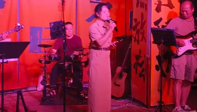 鎏金岁月唱响经典！湘潭火锅乐团入驻亲蔤萄演艺吧精彩首演