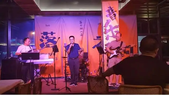 鎏金岁月唱响经典！湘潭火锅乐团入驻亲蔤萄演艺吧精彩首演