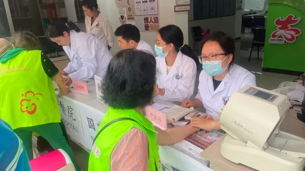 世纪半岛社区联合圣约翰医院开展爱心义诊活动