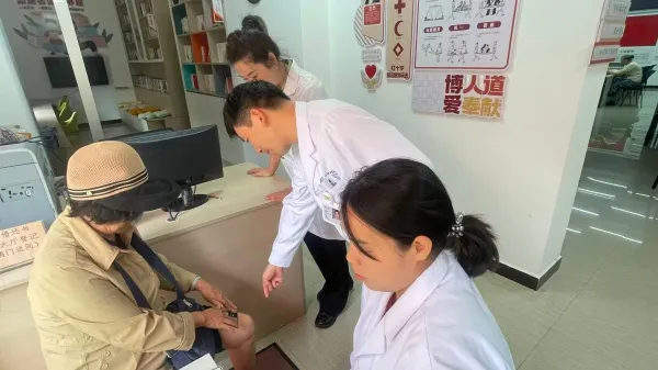 世纪半岛社区联合圣约翰医院开展爱心义诊活动