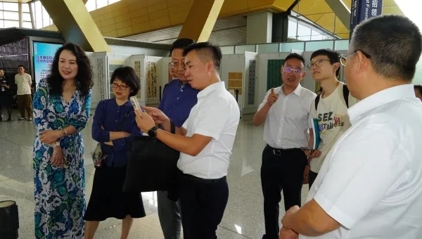 礼赞百年风华 墨韵浸润空港 “大美云南”草书作品展亮相昆明长水机场