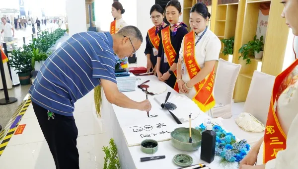 礼赞百年风华 墨韵浸润空港 “大美云南”草书作品展亮相昆明长水机场