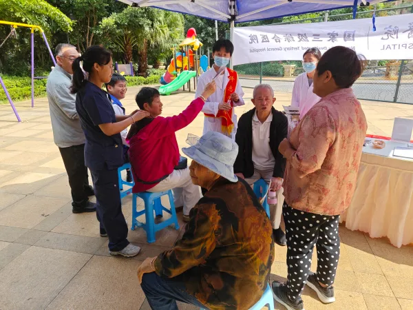 世纪半岛社区团总支联合圣约翰医院开展义诊志愿服务活动