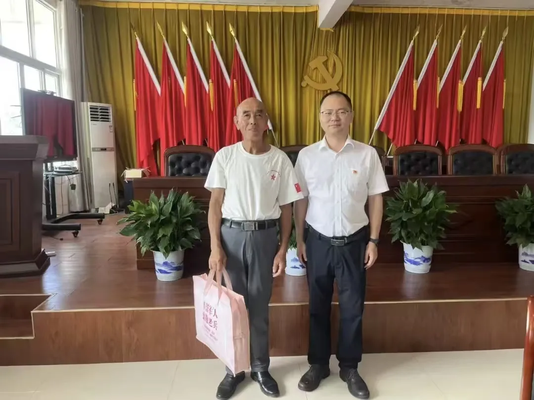 江西玉山县紫湖镇召开庆祝建军99周年“八一”座谈会