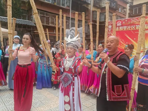 西山区永和里社区:燃情火把庆佳节 民族团结聚民心