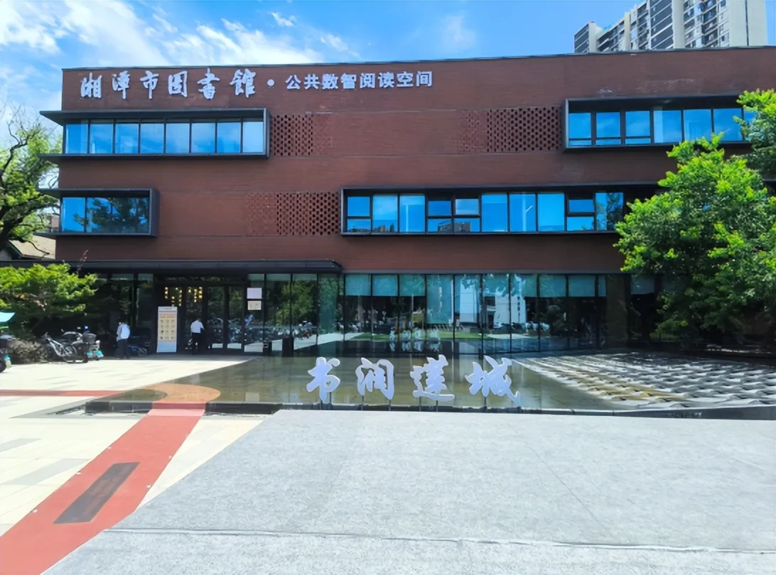 文物“活”了 书香“浓”了 ——湘潭市图书馆数智阅读空间试运行人气火爆
