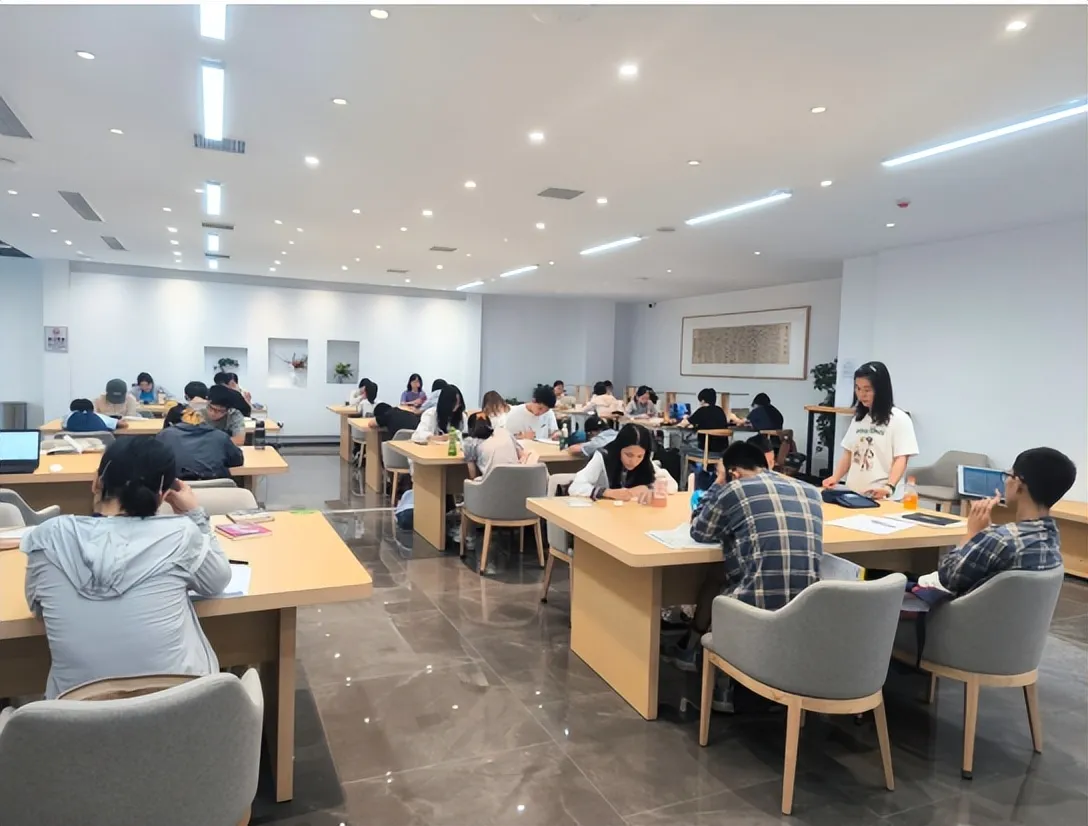 文物“活”了 书香“浓”了 ——湘潭市图书馆数智阅读空间试运行人气火爆