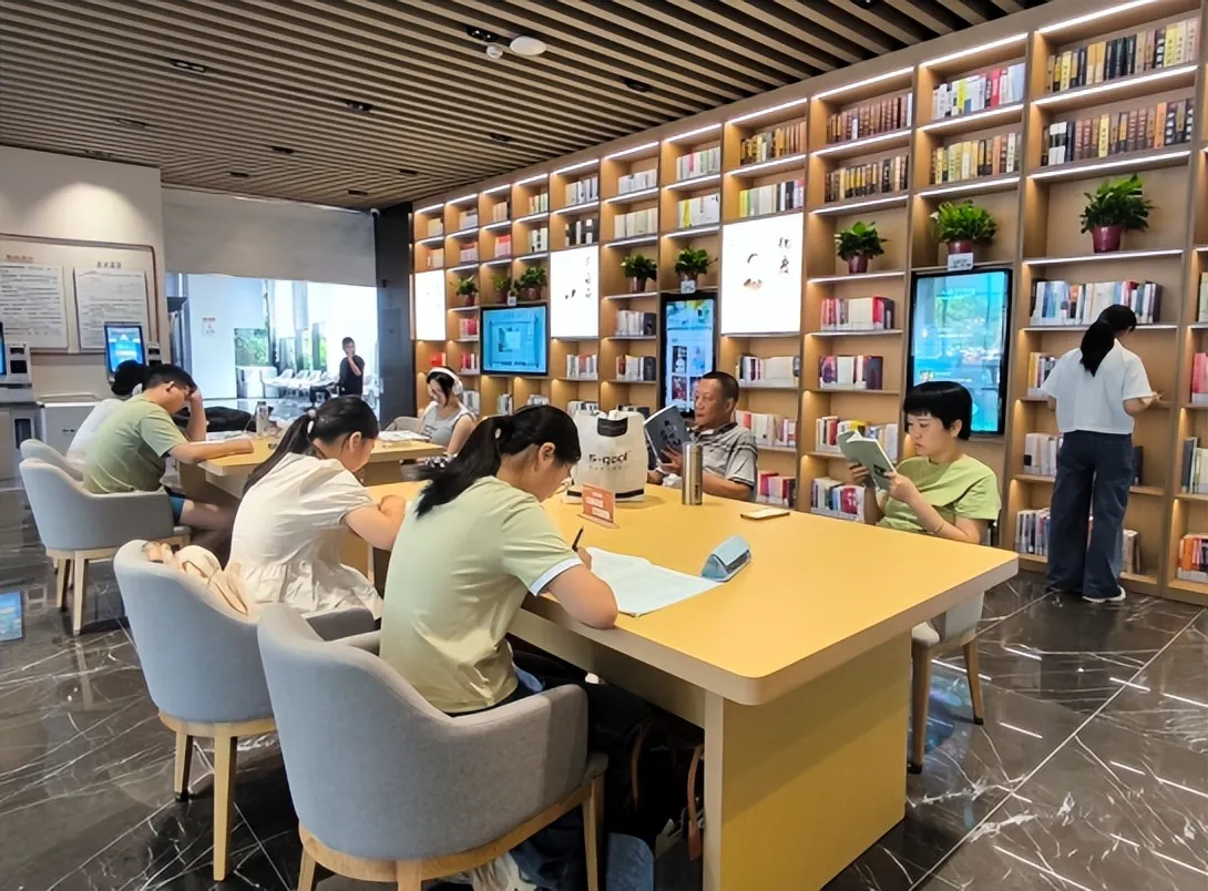 文物“活”了 书香“浓”了 ——湘潭市图书馆数智阅读空间试运行人气火爆
