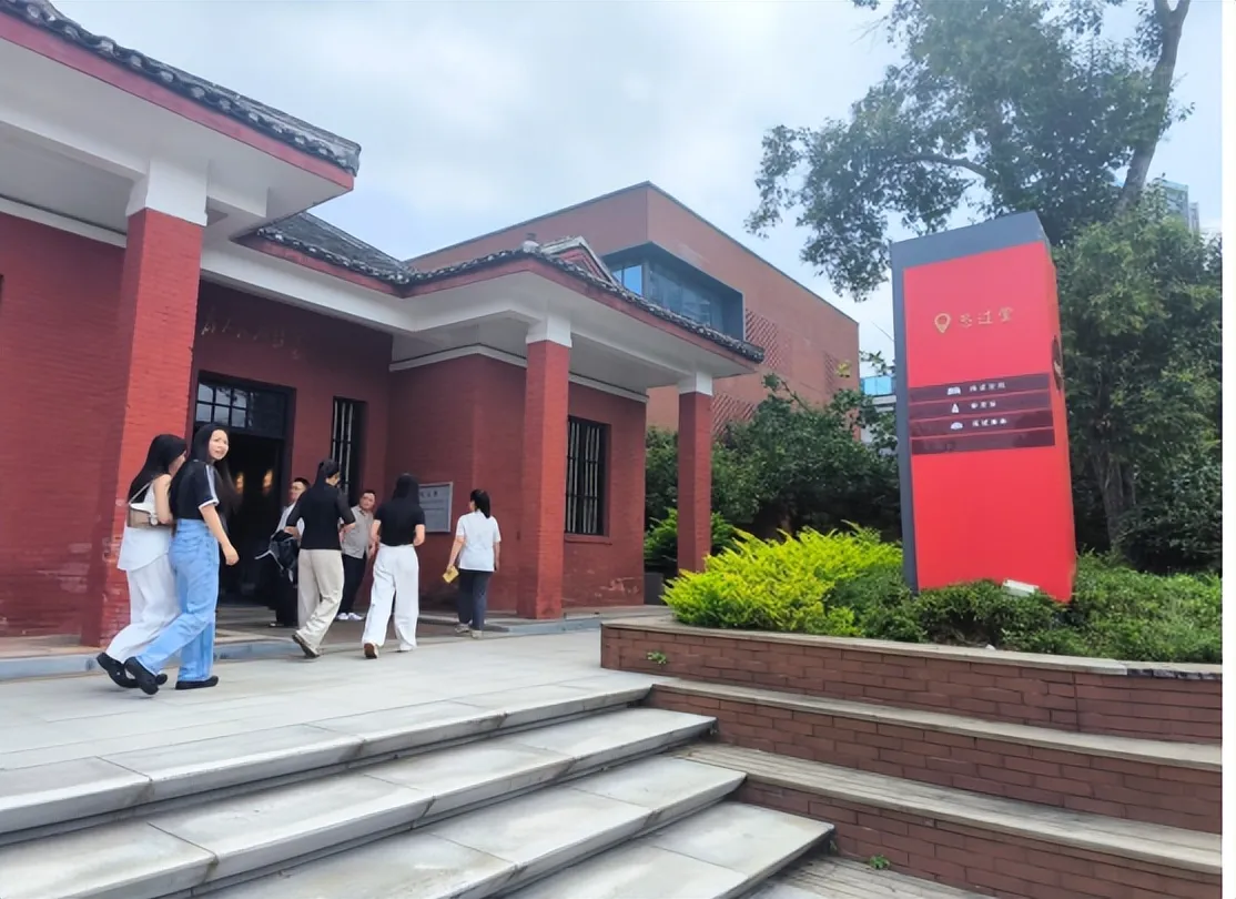 文物“活”了 书香“浓”了 ——湘潭市图书馆数智阅读空间试运行人气火爆