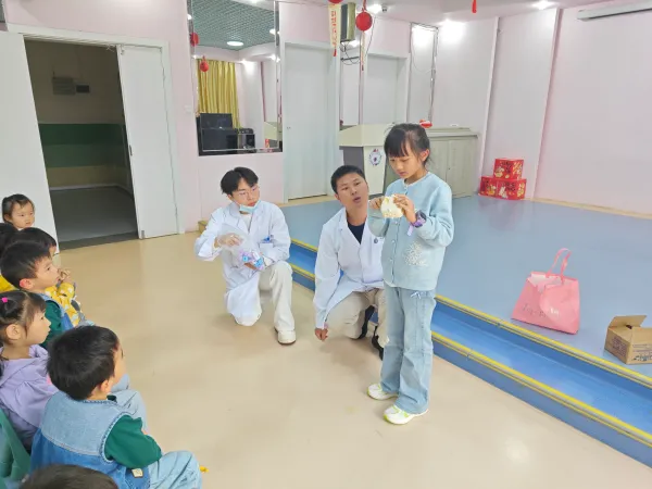 医教结合助成长 世纪半岛社区联合圣约翰医院开展小医生体验活动