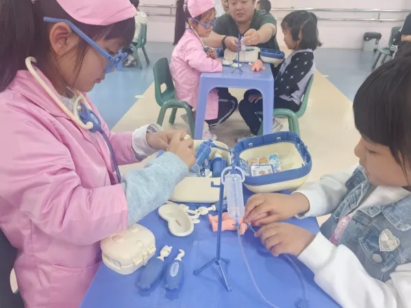 医教结合助成长 世纪半岛社区联合圣约翰医院开展小医生体验活动
