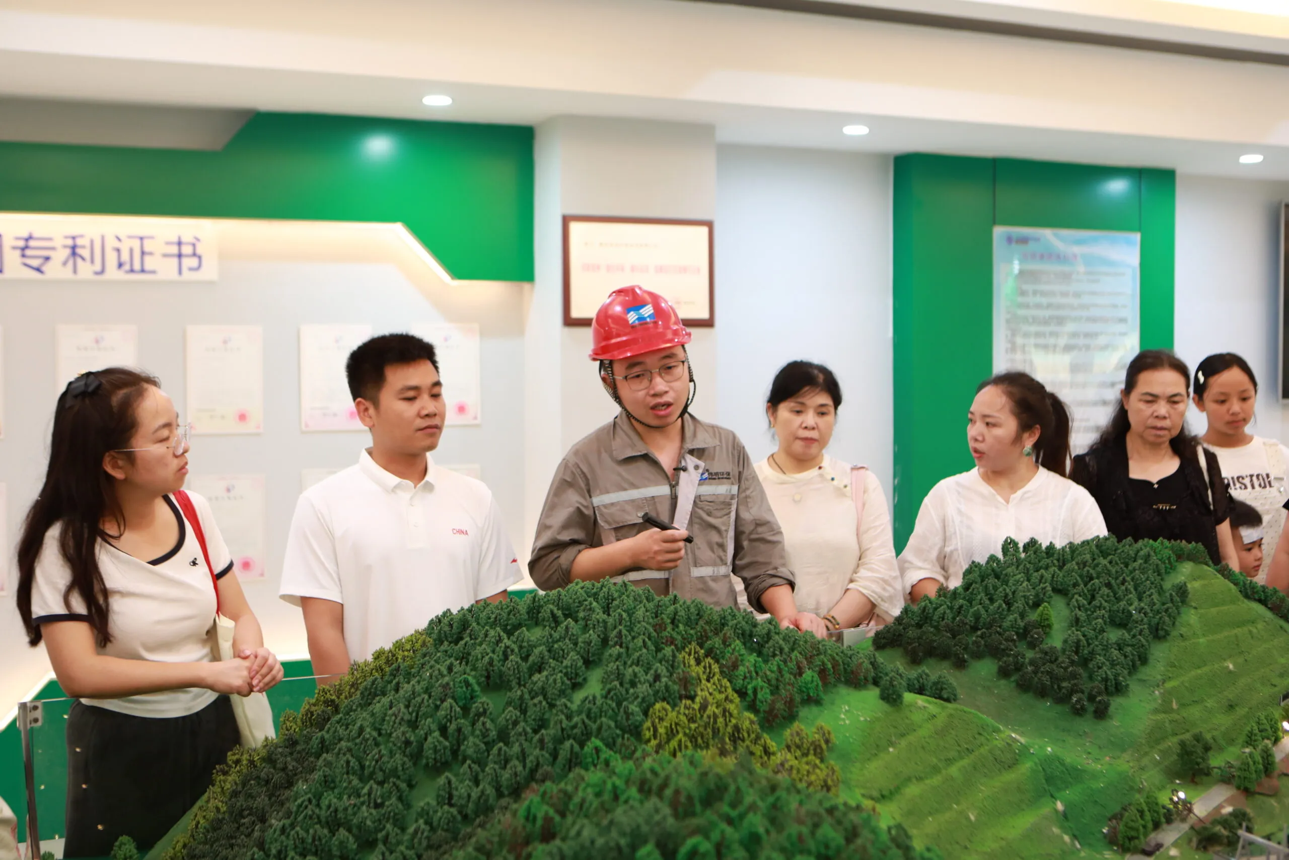 从“旁观者”变为“参与者”——贵州黔东南州组织志愿者探秘环保科技共护绿水青山