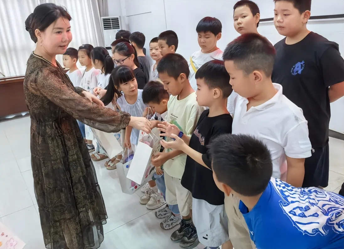 七彩阳光课堂点亮缤纷假期