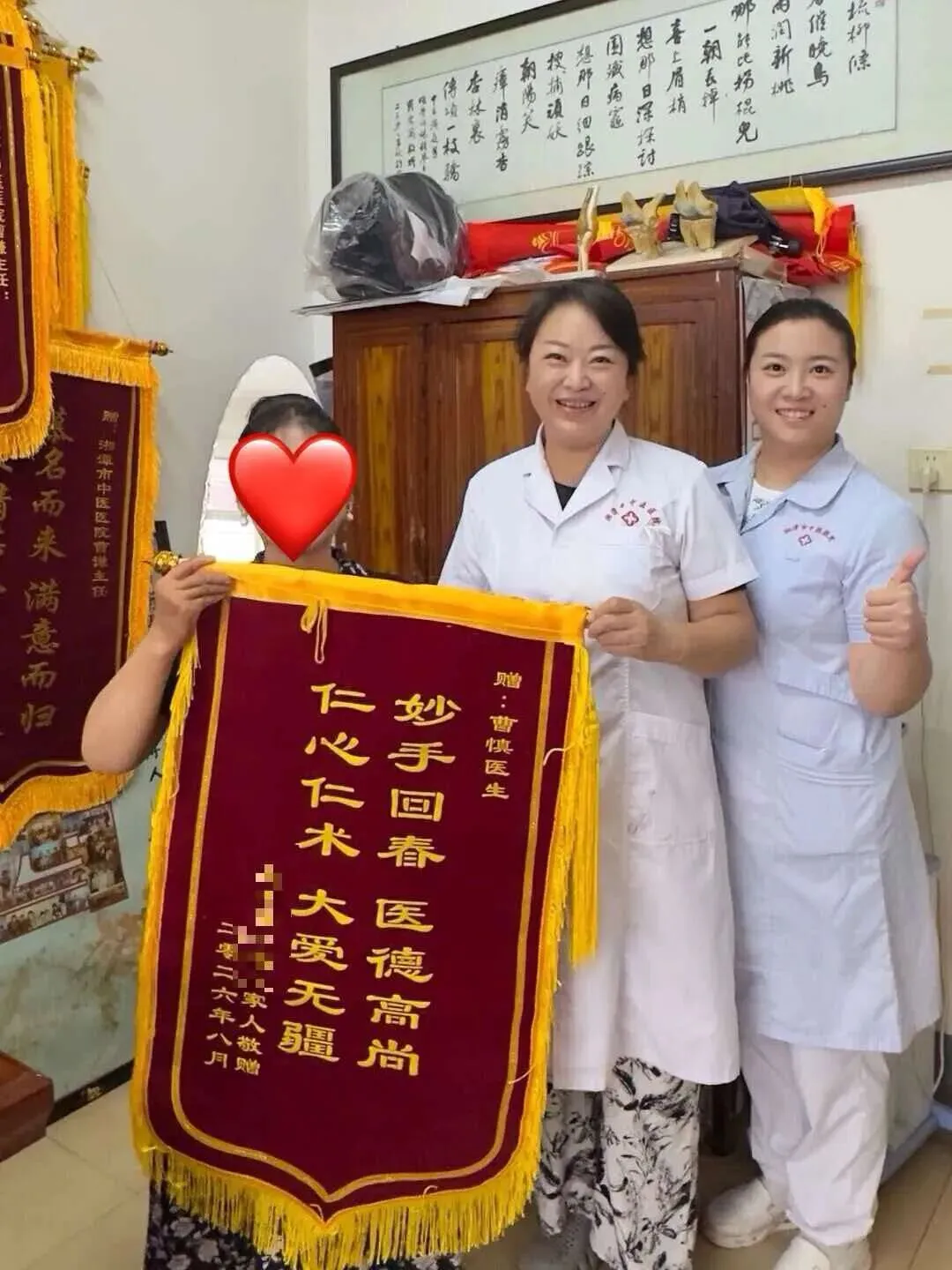 右手曾废掉,如今锦旗送到专家门诊——这场正中神经修复的“马拉松”,她赢了!