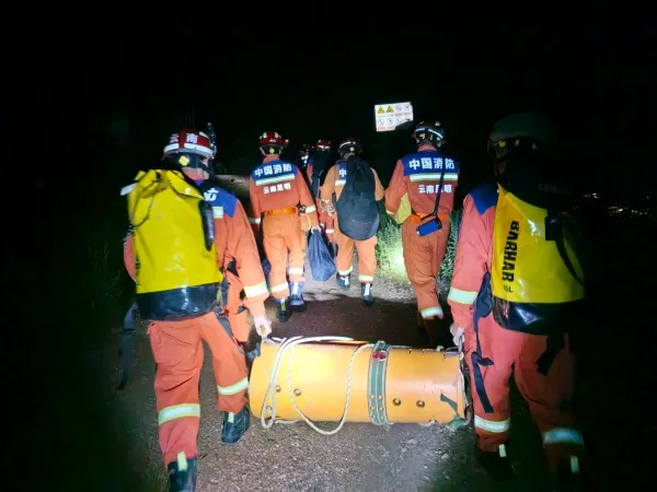 危崖峭壁命悬一线 富民消防深夜开展坠崖人员山岳救援