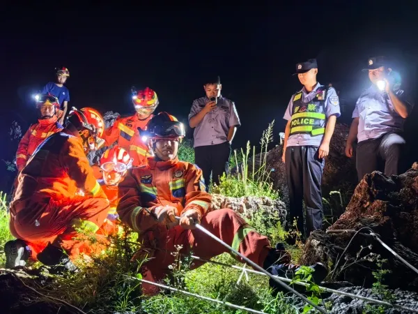 危崖峭壁命悬一线 富民消防深夜开展坠崖人员山岳救援