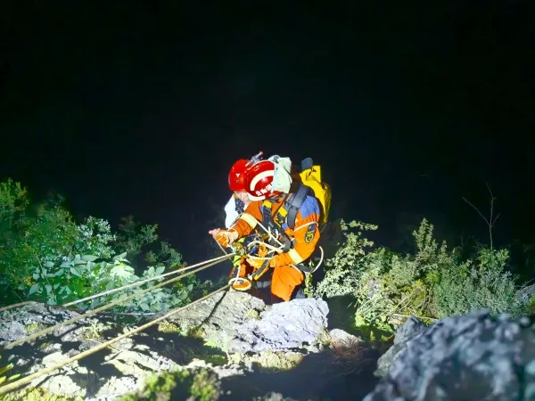 危崖峭壁命悬一线 富民消防深夜开展坠崖人员山岳救援