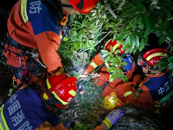 危崖峭壁命悬一线 富民消防深夜开展坠崖人员山岳救援