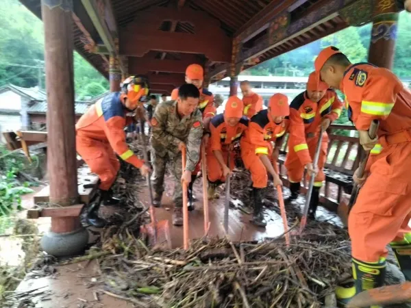 云南景谷:暴雨致村庄内涝 消防连夜排涝护民生