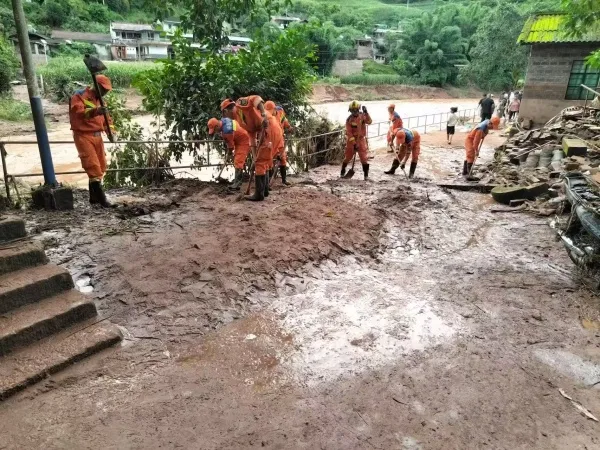 云南景谷:暴雨致村庄内涝 消防连夜排涝护民生
