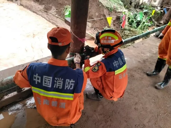 云南景谷:暴雨致村庄内涝 消防连夜排涝护民生