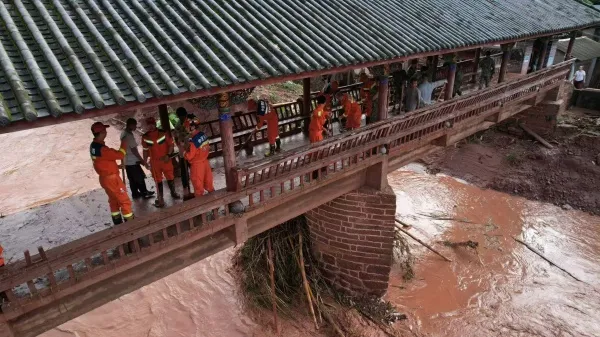 云南景谷:暴雨致村庄内涝 消防连夜排涝护民生
