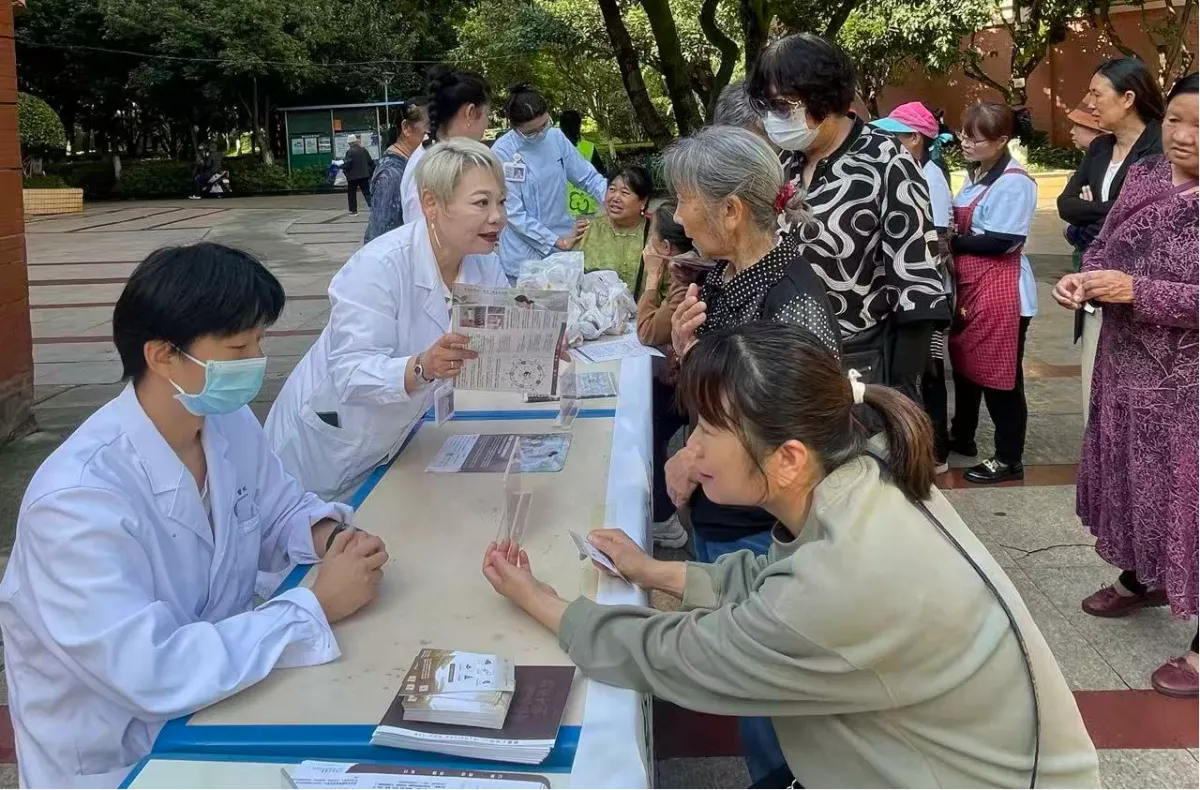 世纪半岛社区联合圣约翰医院开展爱心义诊活动
