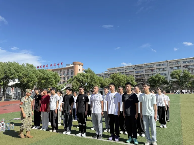 青春接力 强国有我 ——湘机中学2026级新生军训顺利开营
