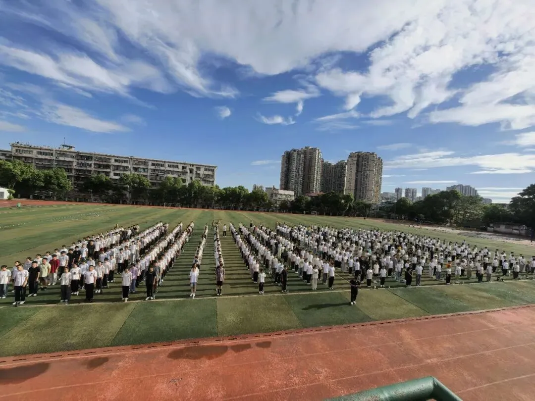 青春接力 强国有我 ——湘机中学2026级新生军训顺利开营
