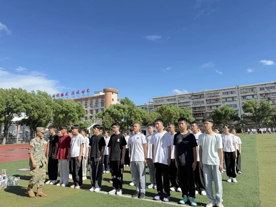 青春接力 强国有我 ——湘机中学2026级新生军训顺利开营