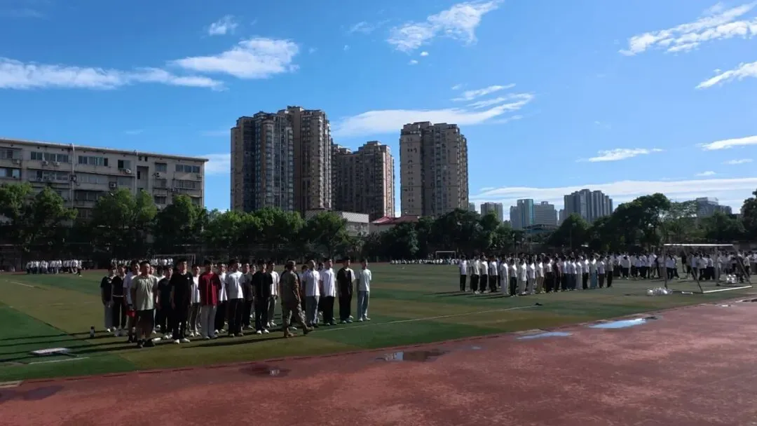 青春接力 强国有我 ——湘机中学2026级新生军训顺利开营