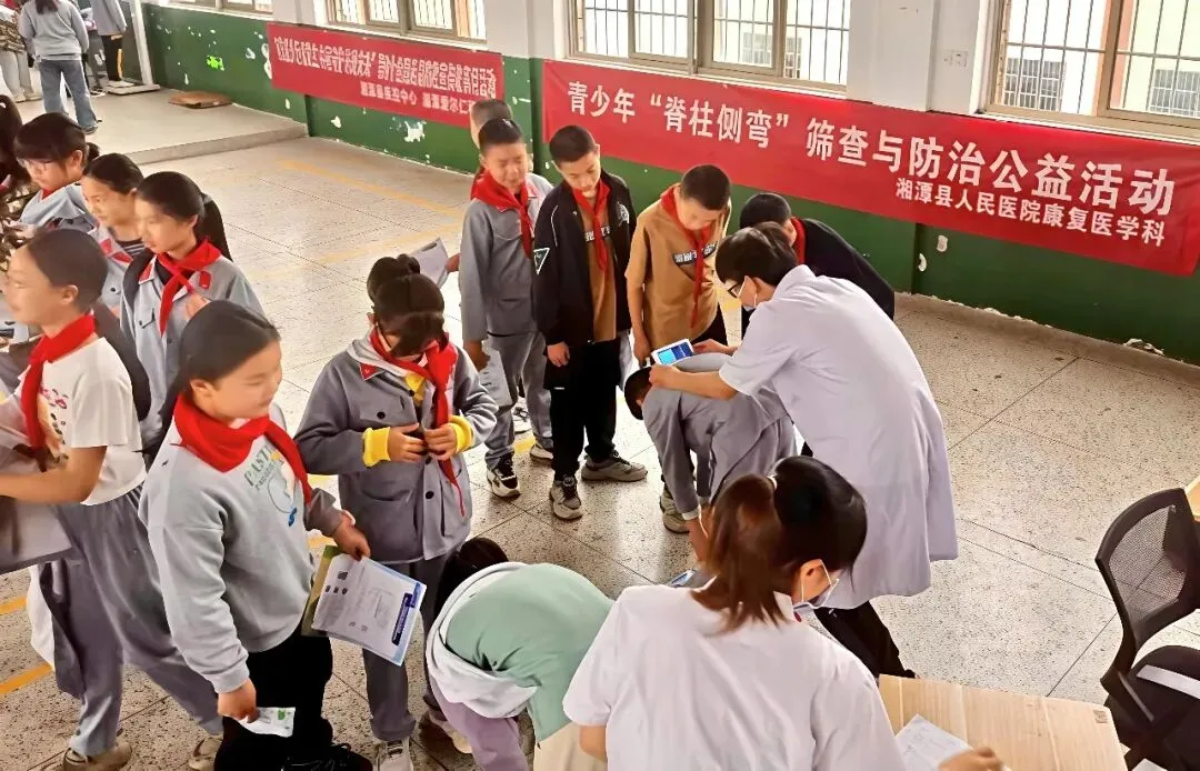 30天科学干预见成效!26°脊柱侧弯改善至14°,见证少年体态蜕变