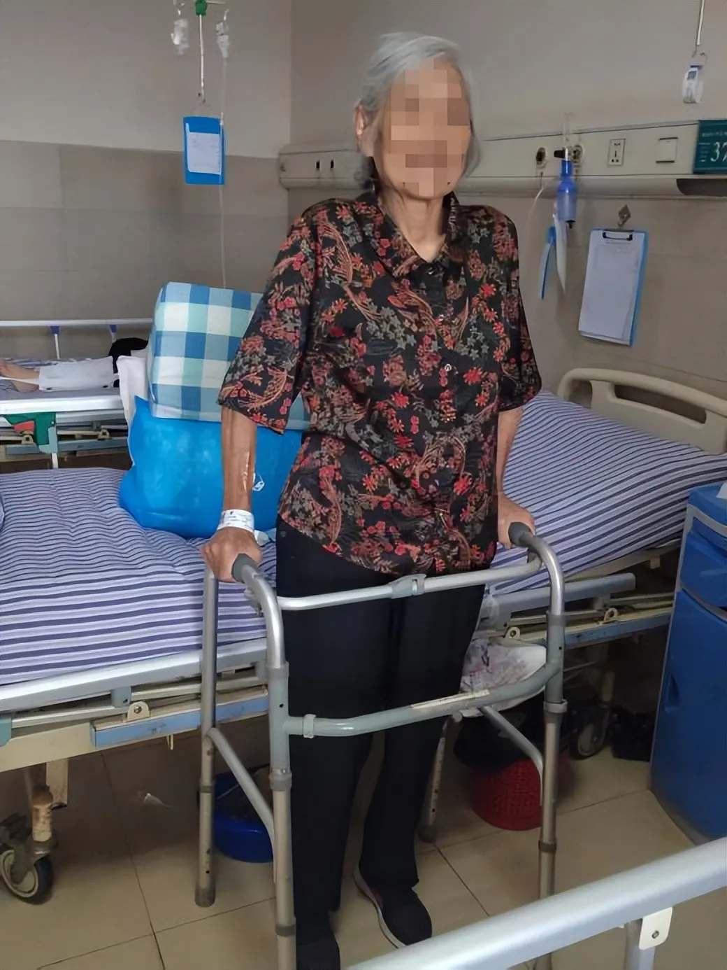 九旬老人重获行走希望|我院成功为95岁超高龄患者顺利完成假体周围骨折手术