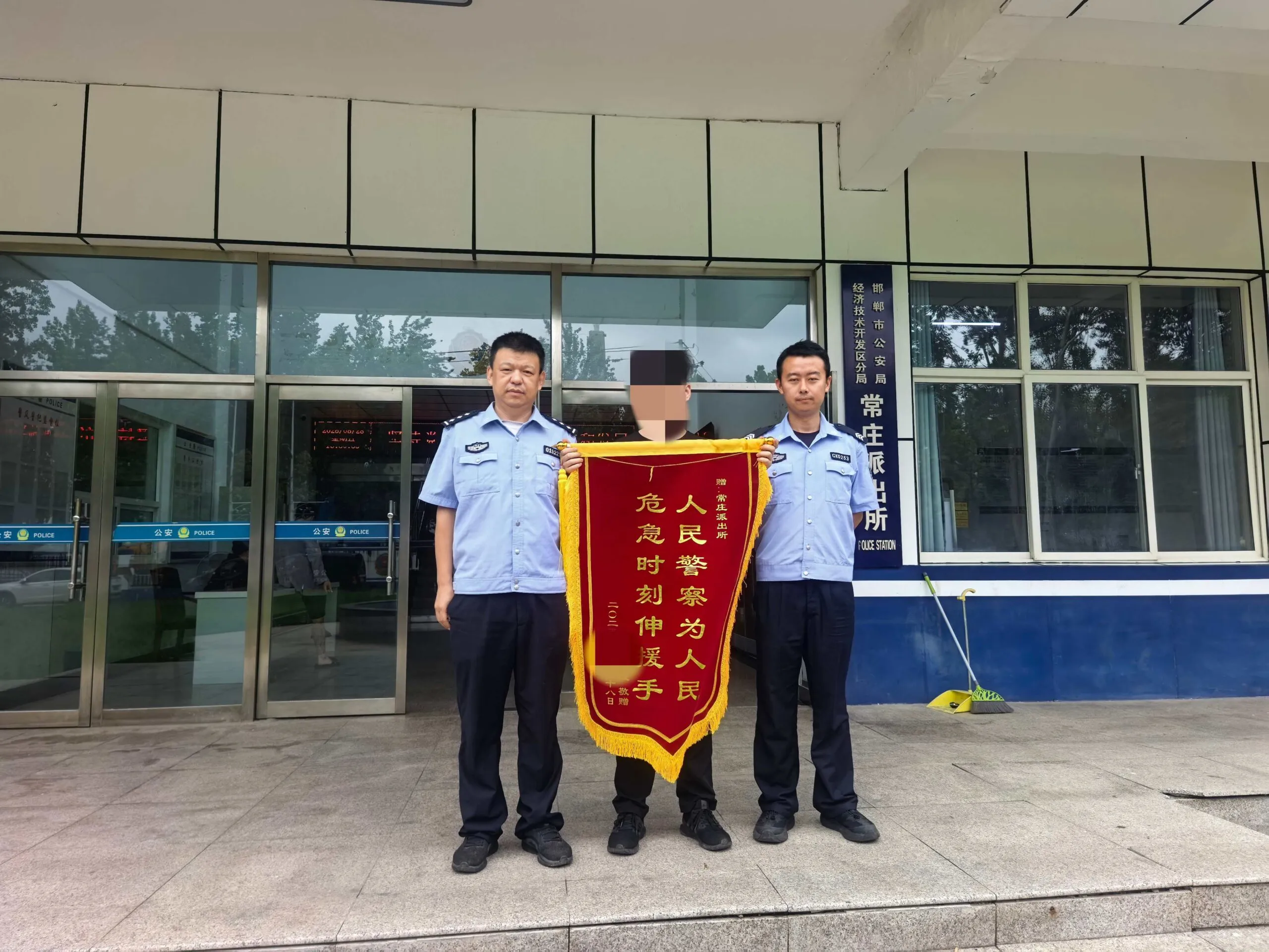 深夜巡逻遇险情 邯郸经开民警暖心救助醉酒男子平安归家