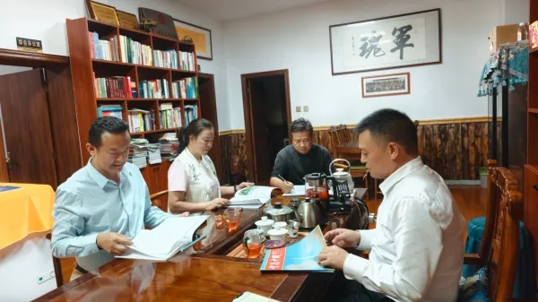 企业心怀桑梓共商本土公益 杨国秀到访融媒体中心座谈交流