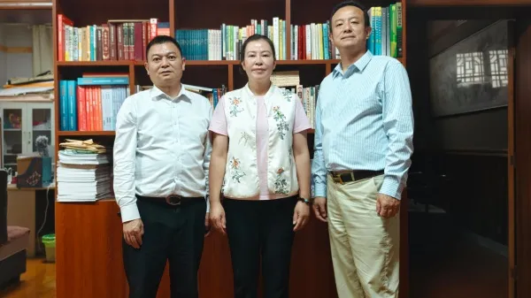 企业心怀桑梓共商本土公益 杨国秀到访融媒体中心座谈交流