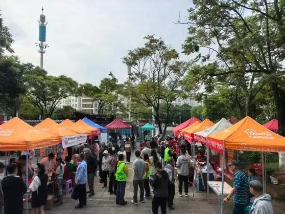 广福小区社区联合圣约翰医院等单位举办便民市集活动