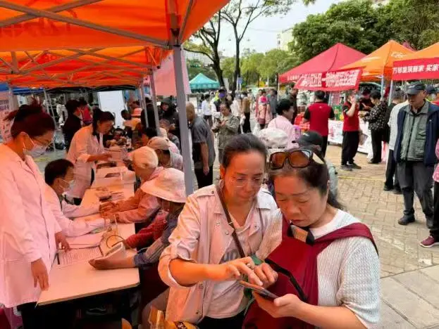 广福小区社区联合圣约翰医院等单位举办便民市集活动