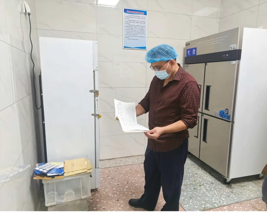 筑牢校园食品安全防线 ——湘潭市二中开展开学食堂专项突击检查