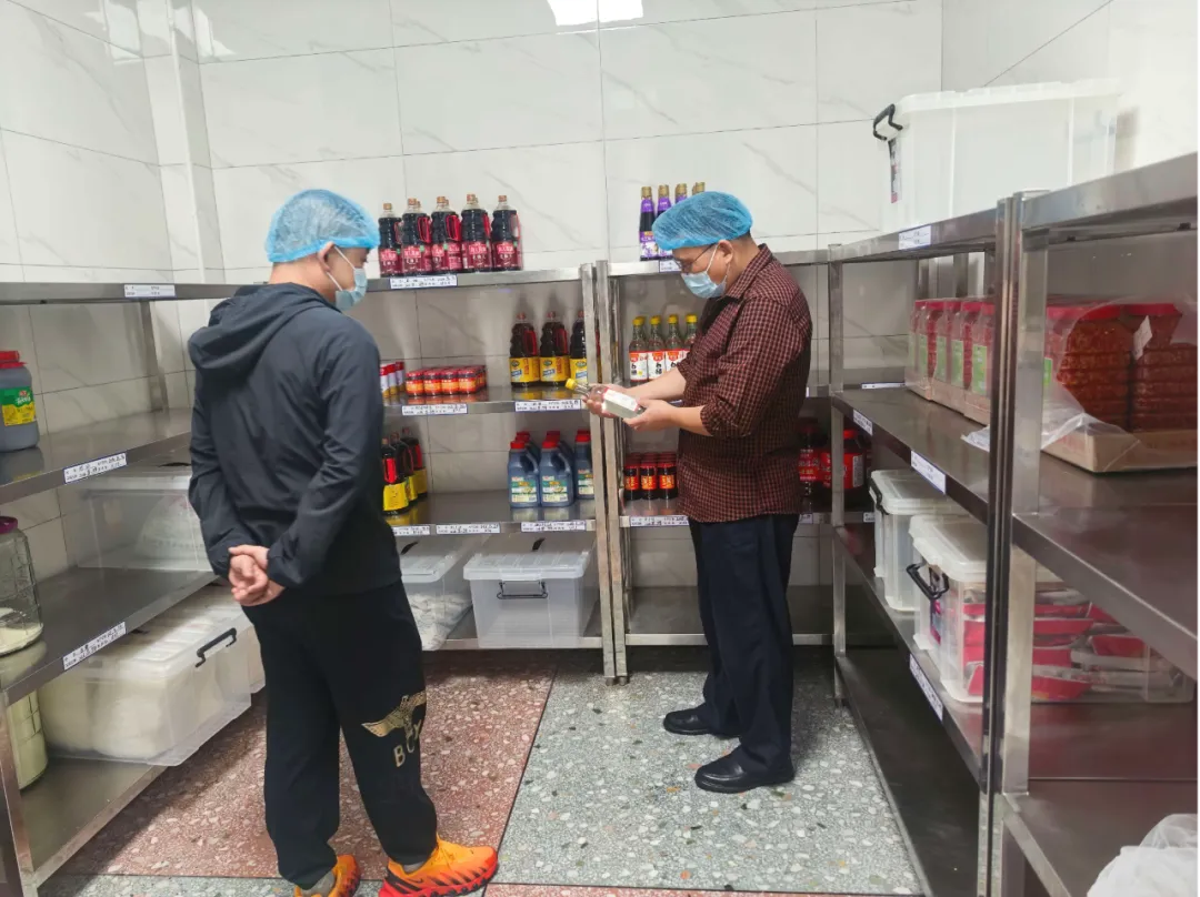 筑牢校园食品安全防线 ——湘潭市二中开展开学食堂专项突击检查