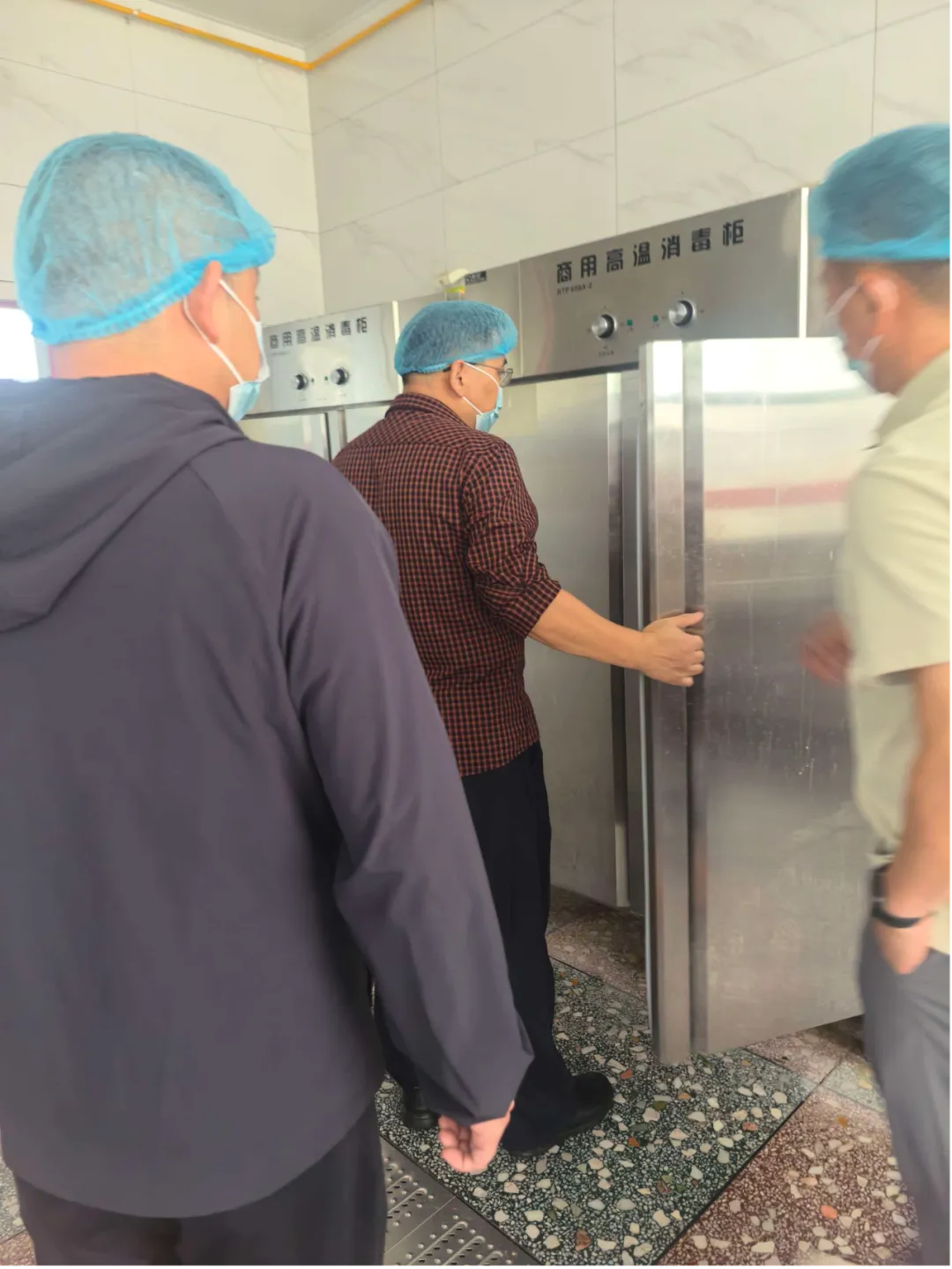 筑牢校园食品安全防线 ——湘潭市二中开展开学食堂专项突击检查