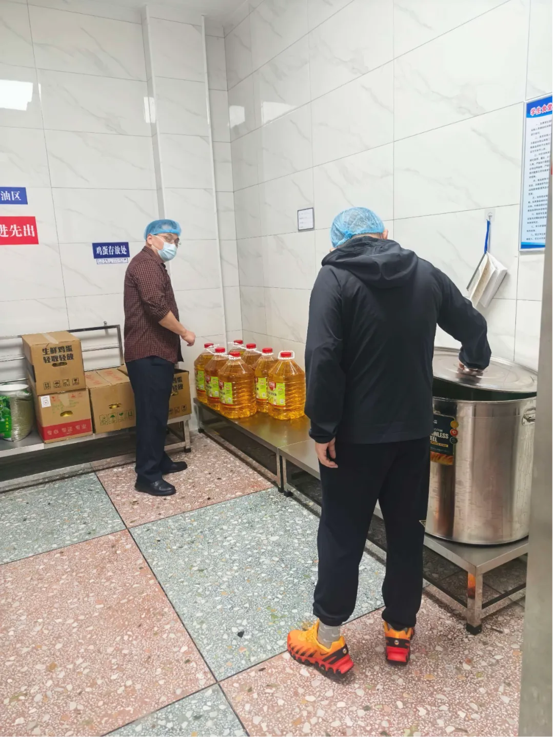 筑牢校园食品安全防线 ——湘潭市二中开展开学食堂专项突击检查